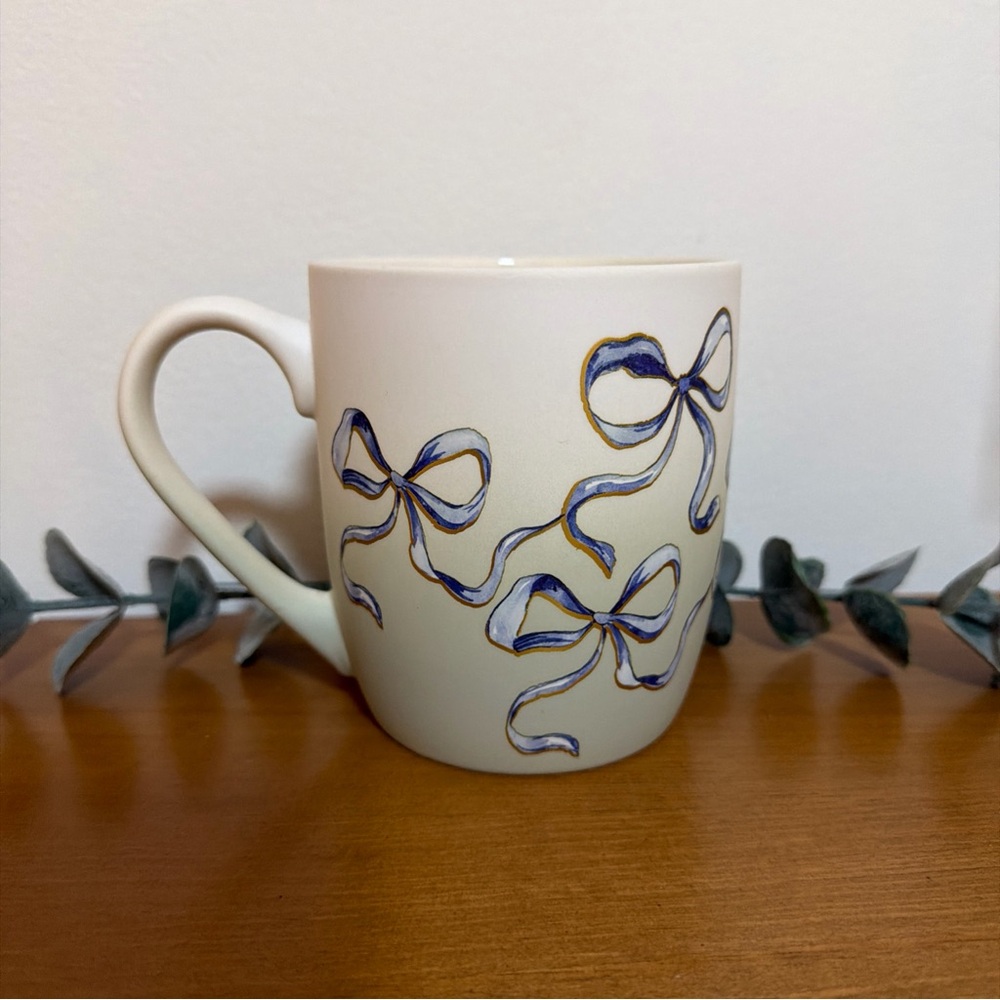 Petal and Pearl Blue Ribbon Bows with Gold Outline Ombré Coffee Mug
